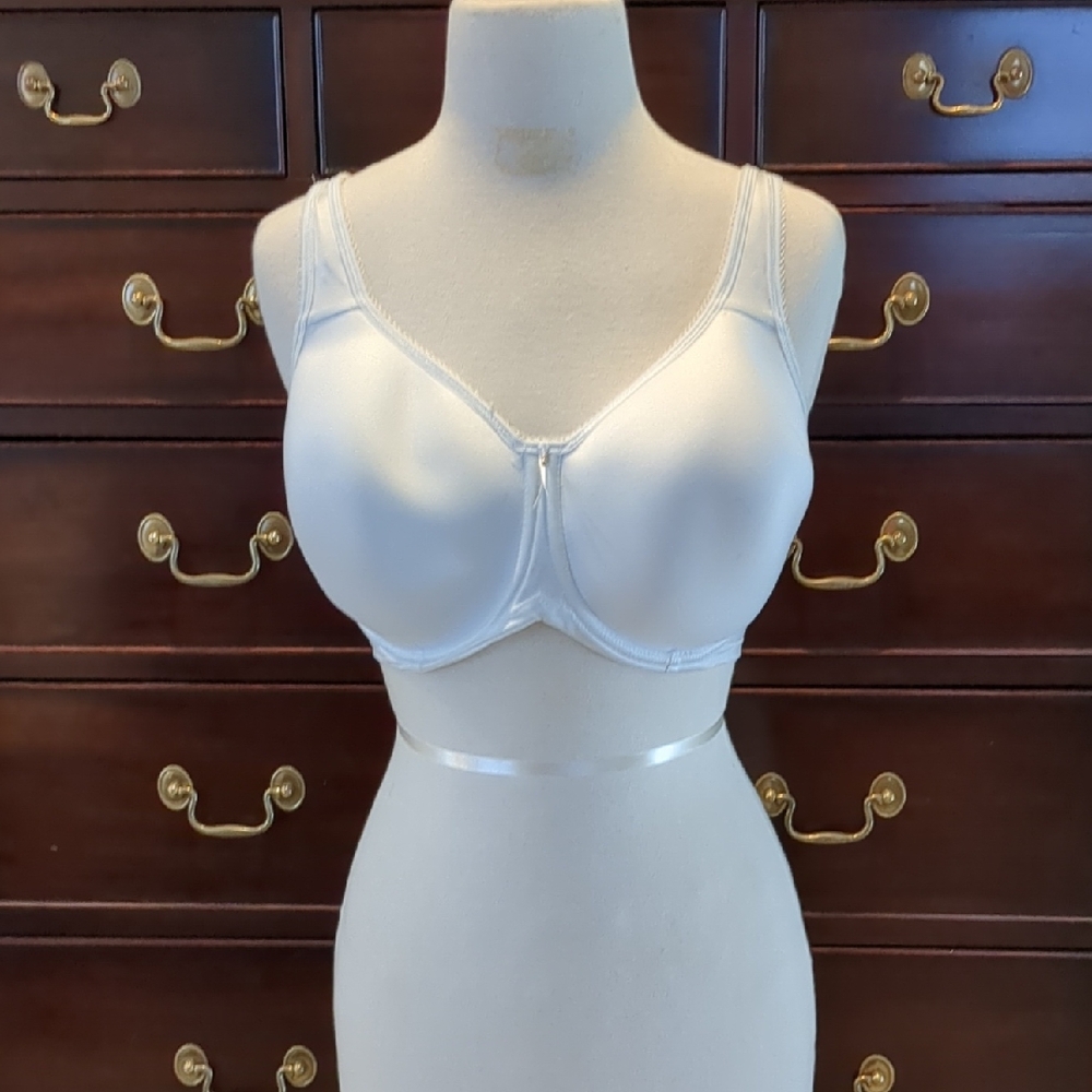 Wacoal Classic White Bra 853192.  size 38DDD.